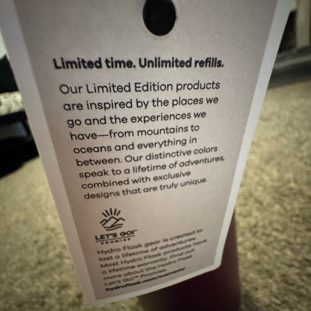 Hydro Flask Limited Edition Water Bottle in Sugarplum 32 Oz. NWT - Picture 7 of 8